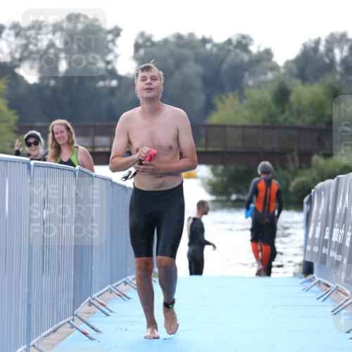 25.08.2024 - Elbe Triathlon Hamburg H.Heesch http://msf.ph/oto/6852428 25.08.2024 15:31:27 Schwimmen  meine-sportfotos.de