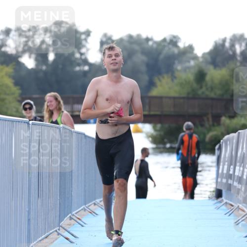 25.08.2024 - Elbe Triathlon Hamburg H.Heesch http://msf.ph/oto/6852461 25.08.2024 15:31:27 Schwimmen  meine-sportfotos.de
