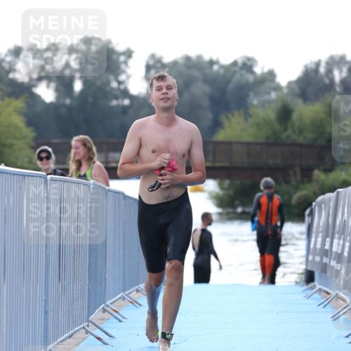 25.08.2024 - Elbe Triathlon Hamburg H.Heesch http://msf.ph/oto/6852472 25.08.2024 15:31:27 Schwimmen  meine-sportfotos.de