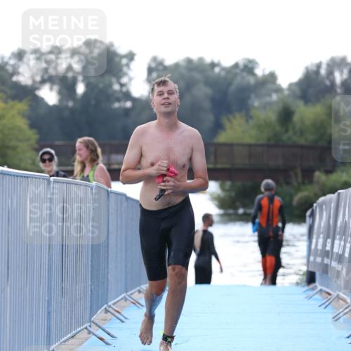 25.08.2024 - Elbe Triathlon Hamburg H.Heesch http://msf.ph/oto/6852481 25.08.2024 15:31:27 Schwimmen  meine-sportfotos.de