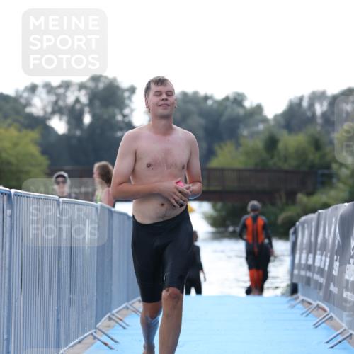 25.08.2024 - Elbe Triathlon Hamburg H.Heesch http://msf.ph/oto/6852501 25.08.2024 15:31:28 Schwimmen  meine-sportfotos.de