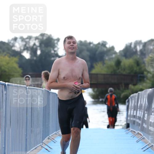 25.08.2024 - Elbe Triathlon Hamburg H.Heesch http://msf.ph/oto/6852508 25.08.2024 15:31:28 Schwimmen  meine-sportfotos.de