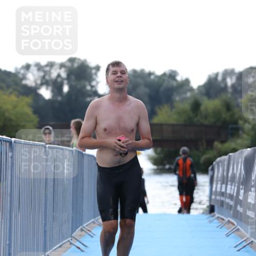 25.08.2024 - Elbe Triathlon Hamburg H.Heesch http://msf.ph/oto/6852514 25.08.2024 15:31:28 Schwimmen  meine-sportfotos.de