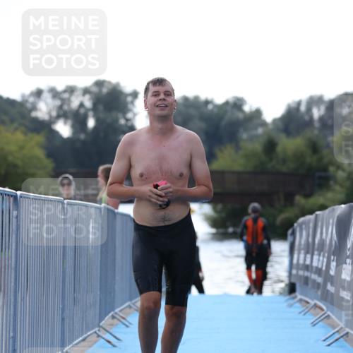 25.08.2024 - Elbe Triathlon Hamburg H.Heesch http://msf.ph/oto/6852526 25.08.2024 15:31:28 Schwimmen  meine-sportfotos.de