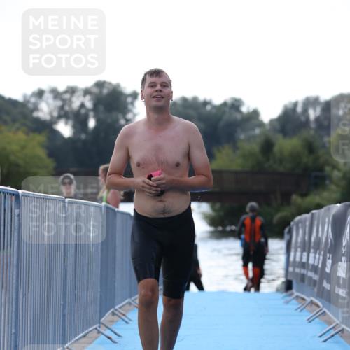 25.08.2024 - Elbe Triathlon Hamburg H.Heesch http://msf.ph/oto/6852531 25.08.2024 15:31:28 Schwimmen  meine-sportfotos.de