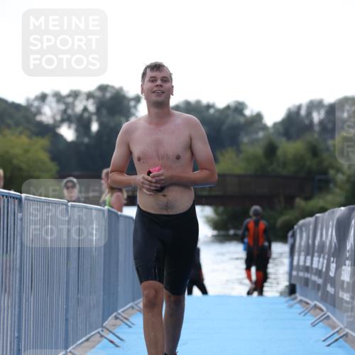 25.08.2024 - Elbe Triathlon Hamburg H.Heesch http://msf.ph/oto/6852540 25.08.2024 15:31:28 Schwimmen  meine-sportfotos.de