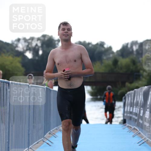 25.08.2024 - Elbe Triathlon Hamburg H.Heesch http://msf.ph/oto/6852560 25.08.2024 15:31:28 Schwimmen  meine-sportfotos.de