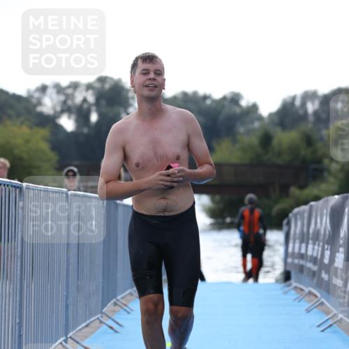 25.08.2024 - Elbe Triathlon Hamburg H.Heesch http://msf.ph/oto/6852586 25.08.2024 15:31:28 Schwimmen  meine-sportfotos.de
