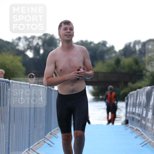 25.08.2024 - Elbe Triathlon Hamburg H.Heesch http://msf.ph/oto/6852597 25.08.2024 15:31:28 Schwimmen  meine-sportfotos.de