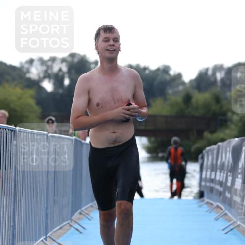 25.08.2024 - Elbe Triathlon Hamburg H.Heesch http://msf.ph/oto/6852604 25.08.2024 15:31:28 Schwimmen  meine-sportfotos.de