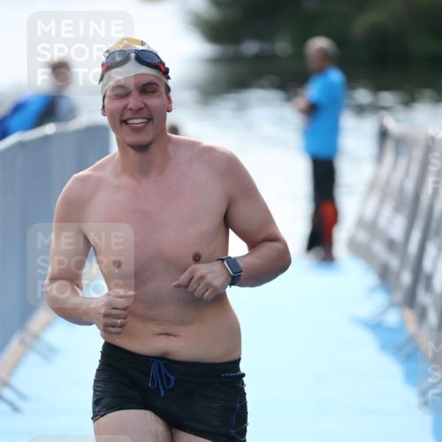25.08.2024 - Elbe Triathlon Hamburg H.Heesch http://msf.ph/oto/6852669 25.08.2024 15:33:17 Schwimmen  meine-sportfotos.de