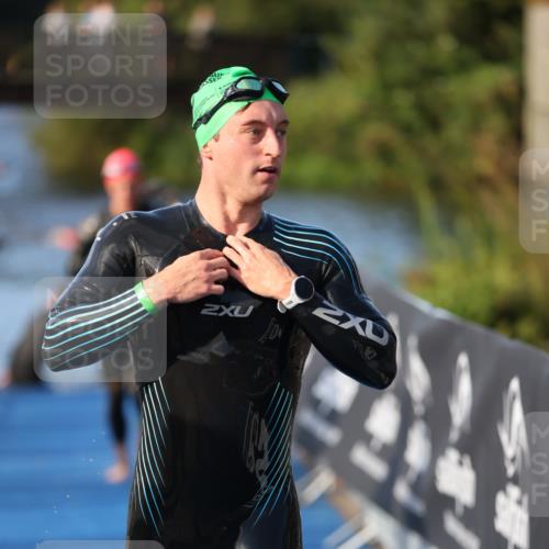 25.08.2024 - Elbe Triathlon Hamburg H.Heesch http://msf.ph/oto/6852806 25.08.2024 09:00:43 Schwimmen 226, 230, 235, 248, 252, 258 meine-sportfotos.de