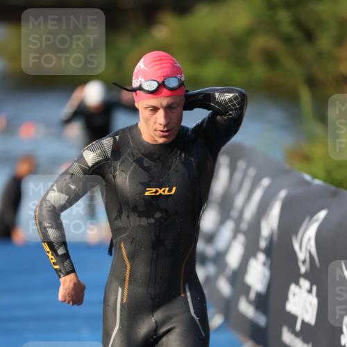 25.08.2024 - Elbe Triathlon Hamburg H.Heesch http://msf.ph/oto/6852909 25.08.2024 09:00:46 Schwimmen 226, 230, 235, 248, 252, 258 meine-sportfotos.de