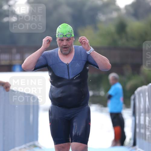 25.08.2024 - Elbe Triathlon Hamburg H.Heesch http://msf.ph/oto/6852942 25.08.2024 15:36:03 Schwimmen  meine-sportfotos.de