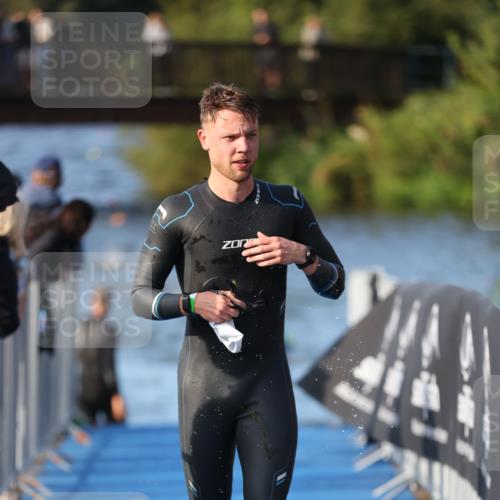 25.08.2024 - Elbe Triathlon Hamburg H.Heesch http://msf.ph/oto/6853008 25.08.2024 09:00:52 Schwimmen 226, 230, 252, 258, 309 meine-sportfotos.de