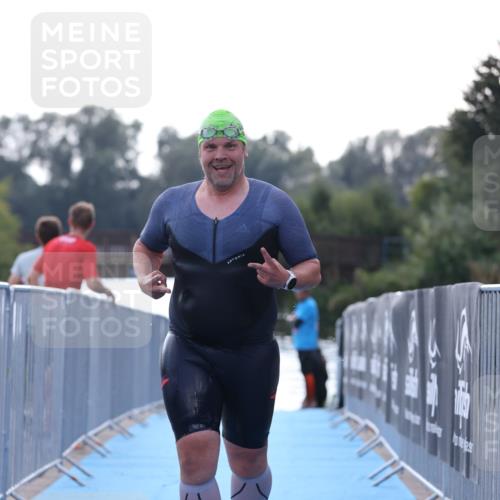 25.08.2024 - Elbe Triathlon Hamburg H.Heesch http://msf.ph/oto/6853050 25.08.2024 15:36:05 Schwimmen  meine-sportfotos.de