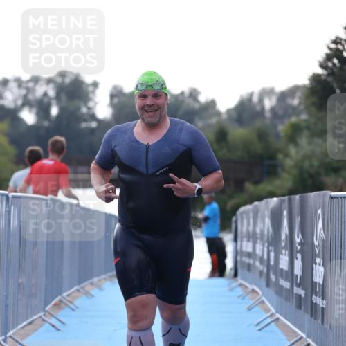 25.08.2024 - Elbe Triathlon Hamburg H.Heesch http://msf.ph/oto/6853056 25.08.2024 15:36:05 Schwimmen  meine-sportfotos.de