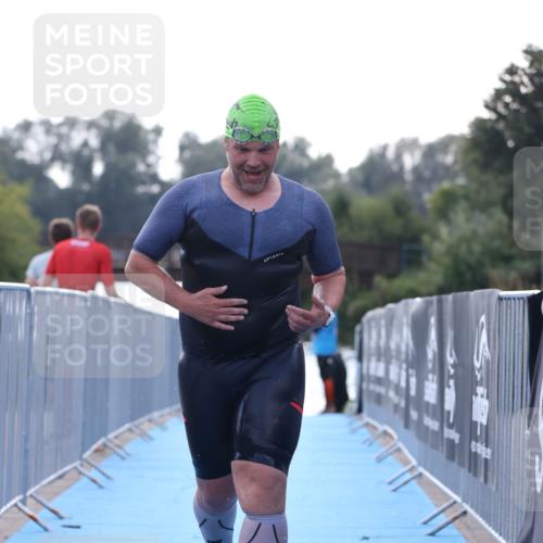 25.08.2024 - Elbe Triathlon Hamburg H.Heesch http://msf.ph/oto/6853078 25.08.2024 15:36:05 Schwimmen  meine-sportfotos.de