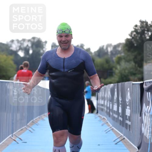 25.08.2024 - Elbe Triathlon Hamburg H.Heesch http://msf.ph/oto/6853141 25.08.2024 15:36:06 Schwimmen  meine-sportfotos.de
