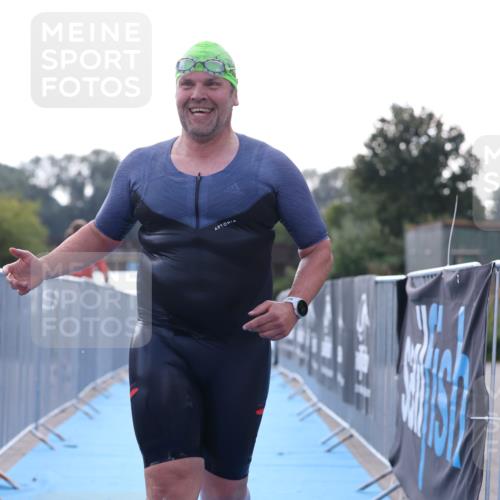 25.08.2024 - Elbe Triathlon Hamburg H.Heesch http://msf.ph/oto/6853224 25.08.2024 15:36:06 Schwimmen  meine-sportfotos.de