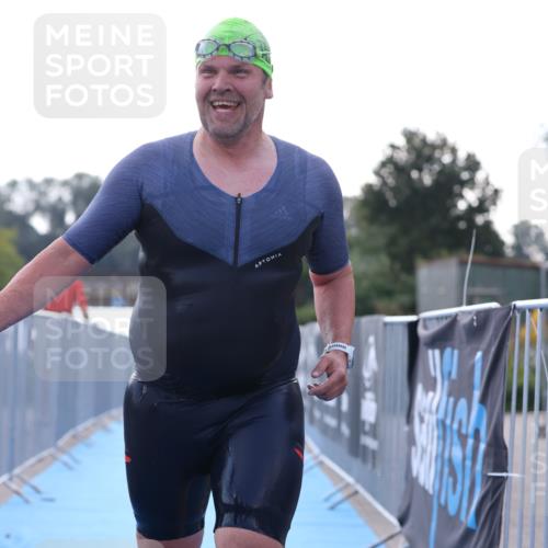 25.08.2024 - Elbe Triathlon Hamburg H.Heesch http://msf.ph/oto/6853256 25.08.2024 15:36:07 Schwimmen  meine-sportfotos.de