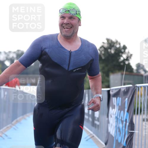 25.08.2024 - Elbe Triathlon Hamburg H.Heesch http://msf.ph/oto/6853275 25.08.2024 15:36:07 Schwimmen  meine-sportfotos.de