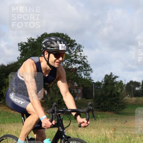 25.08.2024 - Elbe Triathlon Hamburg Fuchs,  Jonas http://msf.ph/oto/6853401 25.08.2024 10:01:25 Radfahren 355, 424 meine-sportfotos.de
