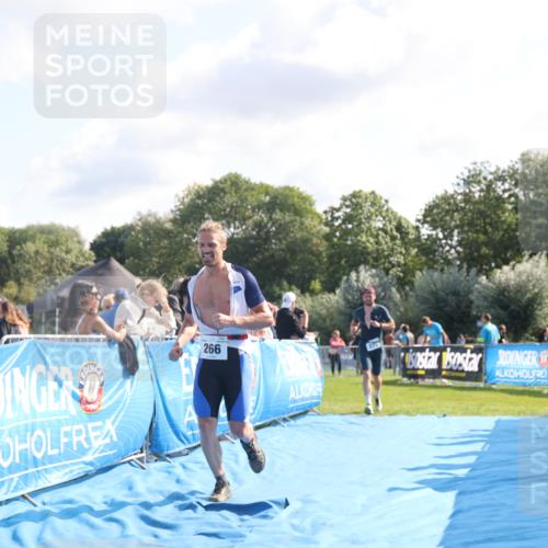 25.08.2024 - Elbe Triathlon Hamburg H.Heesch http://msf.ph/oto/6853441 25.08.2024 10:50:55 Ziel 266, 275 meine-sportfotos.de