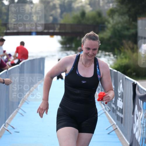 25.08.2024 - Elbe Triathlon Hamburg H.Heesch http://msf.ph/oto/6853507 25.08.2024 15:37:26 Schwimmen  meine-sportfotos.de