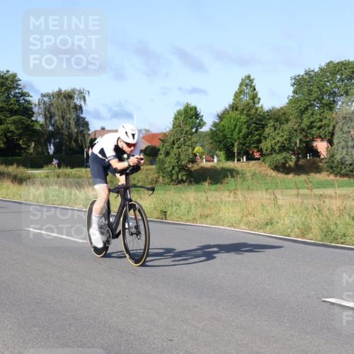 25.08.2024 - Elbe Triathlon Hamburg Fuchs,  Jonas http://msf.ph/oto/6853785 25.08.2024 09:17:36 Radfahren 256, 257, 1851 meine-sportfotos.de