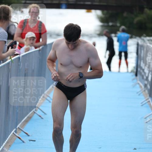 25.08.2024 - Elbe Triathlon Hamburg H.Heesch http://msf.ph/oto/6853918 25.08.2024 15:39:06 Schwimmen  meine-sportfotos.de