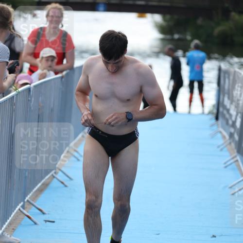 25.08.2024 - Elbe Triathlon Hamburg H.Heesch http://msf.ph/oto/6853926 25.08.2024 15:39:06 Schwimmen  meine-sportfotos.de