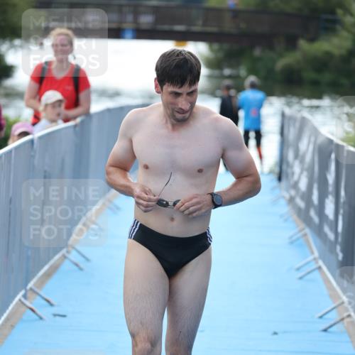 25.08.2024 - Elbe Triathlon Hamburg H.Heesch http://msf.ph/oto/6853934 25.08.2024 15:39:07 Schwimmen  meine-sportfotos.de