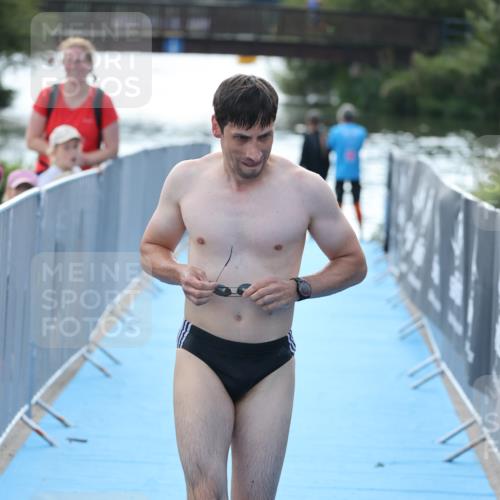 25.08.2024 - Elbe Triathlon Hamburg H.Heesch http://msf.ph/oto/6853942 25.08.2024 15:39:07 Schwimmen  meine-sportfotos.de