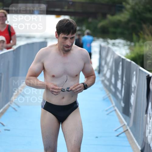 25.08.2024 - Elbe Triathlon Hamburg H.Heesch http://msf.ph/oto/6853977 25.08.2024 15:39:07 Schwimmen  meine-sportfotos.de
