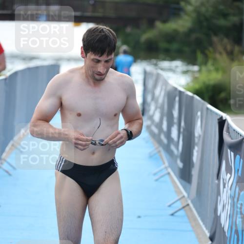 25.08.2024 - Elbe Triathlon Hamburg H.Heesch http://msf.ph/oto/6853992 25.08.2024 15:39:07 Schwimmen  meine-sportfotos.de