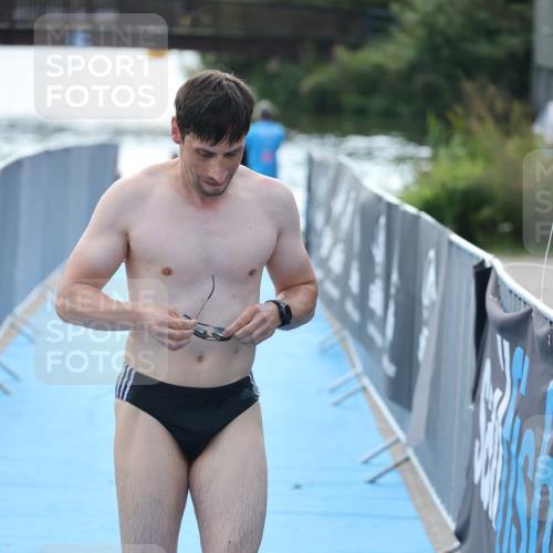 25.08.2024 - Elbe Triathlon Hamburg H.Heesch http://msf.ph/oto/6853999 25.08.2024 15:39:07 Schwimmen  meine-sportfotos.de