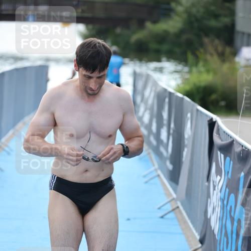 25.08.2024 - Elbe Triathlon Hamburg H.Heesch http://msf.ph/oto/6854001 25.08.2024 15:39:07 Schwimmen  meine-sportfotos.de