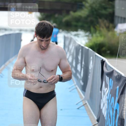 25.08.2024 - Elbe Triathlon Hamburg H.Heesch http://msf.ph/oto/6854010 25.08.2024 15:39:07 Schwimmen  meine-sportfotos.de
