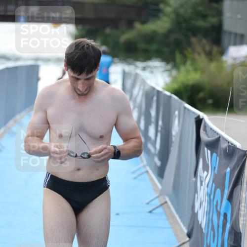 25.08.2024 - Elbe Triathlon Hamburg H.Heesch http://msf.ph/oto/6854016 25.08.2024 15:39:08 Schwimmen  meine-sportfotos.de