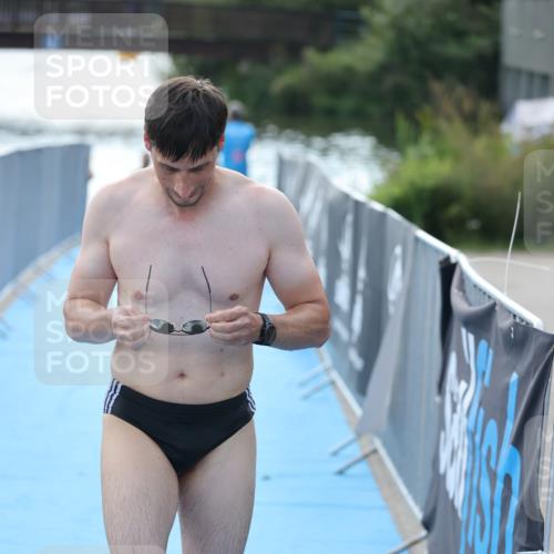 25.08.2024 - Elbe Triathlon Hamburg H.Heesch http://msf.ph/oto/6854025 25.08.2024 15:39:08 Schwimmen  meine-sportfotos.de