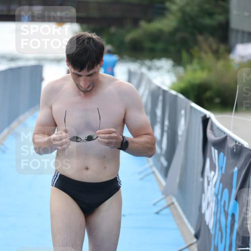 25.08.2024 - Elbe Triathlon Hamburg H.Heesch http://msf.ph/oto/6854029 25.08.2024 15:39:08 Schwimmen  meine-sportfotos.de
