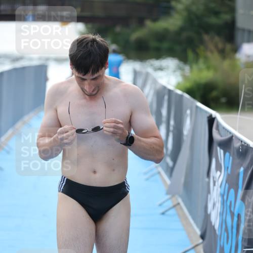25.08.2024 - Elbe Triathlon Hamburg H.Heesch http://msf.ph/oto/6854038 25.08.2024 15:39:08 Schwimmen  meine-sportfotos.de