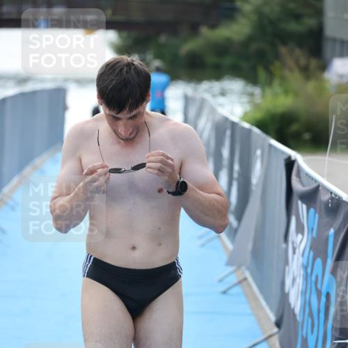 25.08.2024 - Elbe Triathlon Hamburg H.Heesch http://msf.ph/oto/6854041 25.08.2024 15:39:08 Schwimmen  meine-sportfotos.de