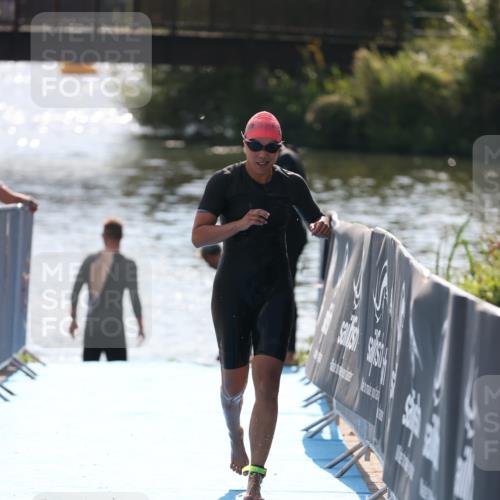25.08.2024 - Elbe Triathlon Hamburg H.Heesch http://msf.ph/oto/6854061 25.08.2024 15:40:59 Schwimmen  meine-sportfotos.de
