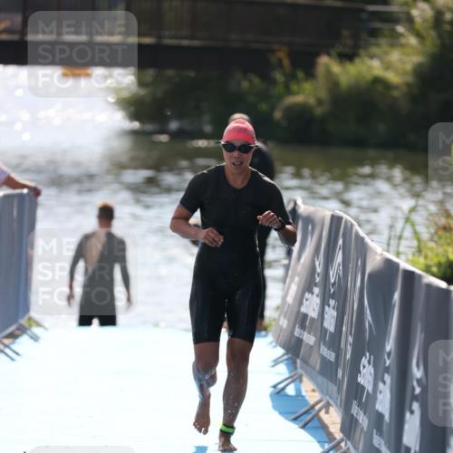 25.08.2024 - Elbe Triathlon Hamburg H.Heesch http://msf.ph/oto/6854069 25.08.2024 15:40:59 Schwimmen  meine-sportfotos.de