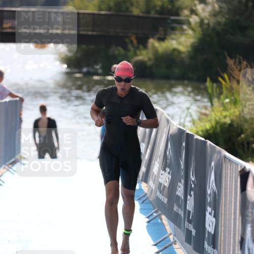 25.08.2024 - Elbe Triathlon Hamburg H.Heesch http://msf.ph/oto/6854121 25.08.2024 15:41:01 Schwimmen  meine-sportfotos.de