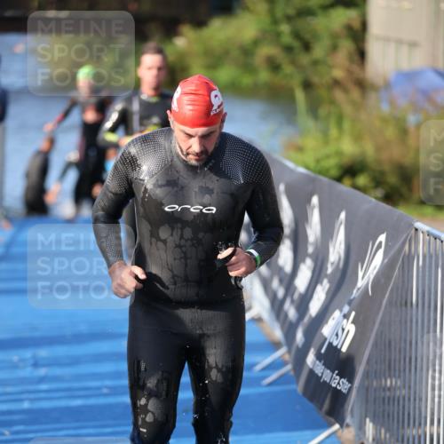 25.08.2024 - Elbe Triathlon Hamburg H.Heesch http://msf.ph/oto/6854219 25.08.2024 09:01:52 Schwimmen 135, 215, 244, 282, 290, 385 meine-sportfotos.de