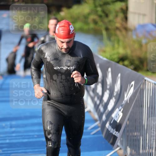 25.08.2024 - Elbe Triathlon Hamburg H.Heesch http://msf.ph/oto/6854231 25.08.2024 09:01:53 Schwimmen 135, 215, 244, 282, 290, 385 meine-sportfotos.de