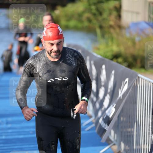 25.08.2024 - Elbe Triathlon Hamburg H.Heesch http://msf.ph/oto/6854256 25.08.2024 09:01:53 Schwimmen 135, 215, 244, 282, 290, 385 meine-sportfotos.de